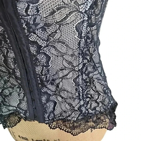 Frederick's of Hollywood Lace Corset. Size Large - Picture 5 of 9